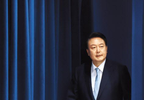 윤석열 대통령이 7일 서울 용산 대통령실 청사에서 신임 민정수석에 임명한 김주현 전 법무차관을 소개하기 위해 브리핑실에 입장하고 있다. [연합]