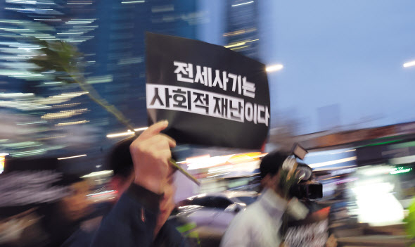 8일 서울역 앞에서 출발한 인천 미추홀구 전세사기 피해자를 위한 추모행진이 용산구 대통령실 방향을 향하고 있다. [연합]