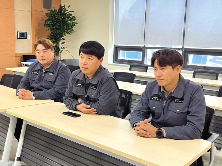 2일 전남 광양 포스코인터내셔널 LNG 터미널에서 도크마스터인 박진만(왼쪽부터) 대리, 김광훈 과장, 박종훈 대리가 인터뷰를 하고 있다. [포스코인터내셔널 제공]