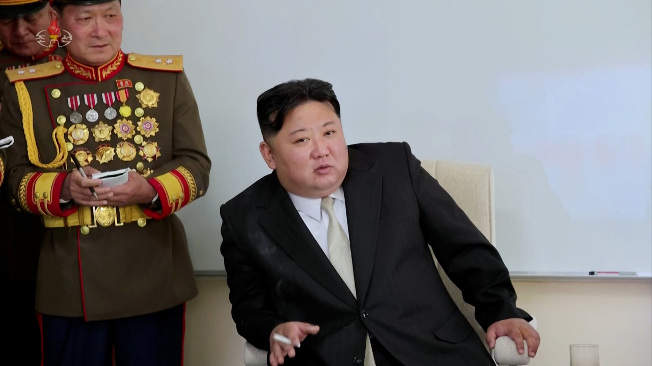 김정은 북한 국무위원장이 조선인민혁명군창건 92주년을 맞아 지난달 25일 김일성군사종합대학을 축하방문했다. [조선중앙TV 화면] [연합]