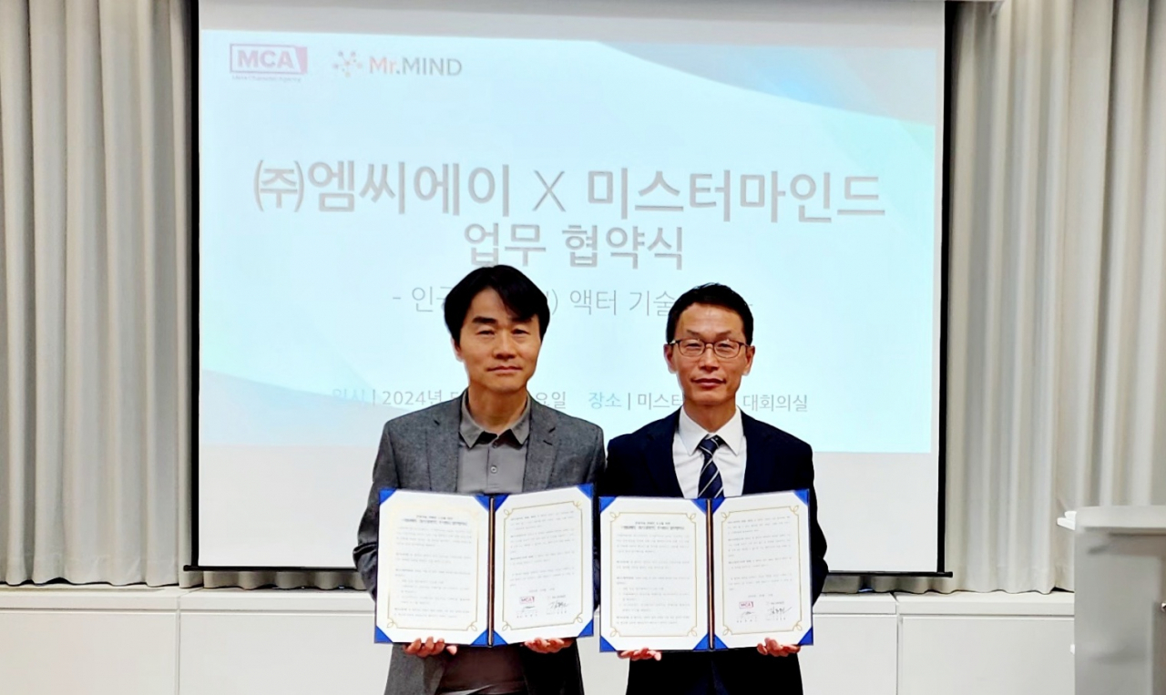 박재수 엠씨에이 대표이사(왼쪽)와 김동원 미스터마인드 대표이사가 AI 스타의 콘텐츠 제공을 위한 업무협약(MOU)을 체결한 뒤 기념촬영을 하고 있다. [MCA 제공]