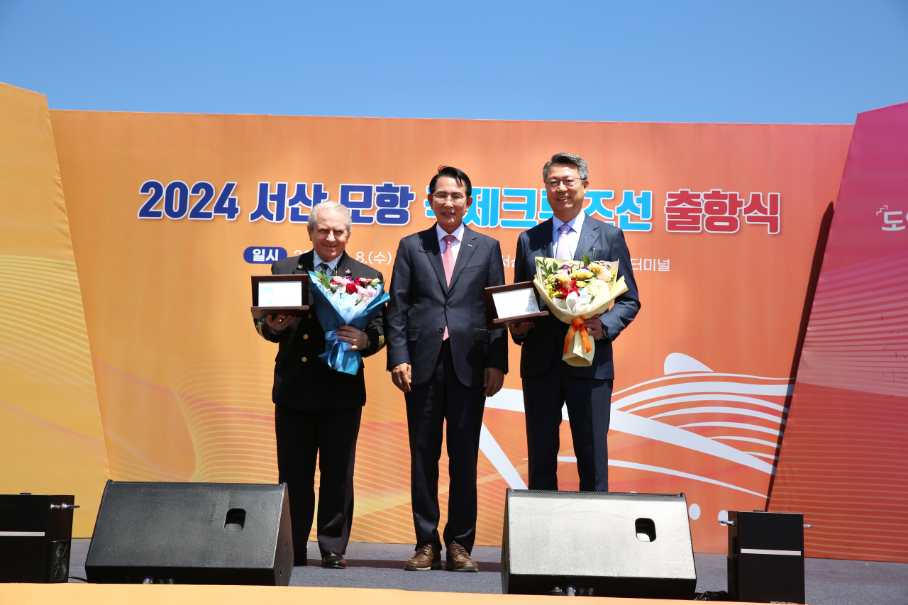 충청권 첫 크루즈 출항식. 왼쪽부터 오라지오 다이타 코스타 세레나호 선장, 이완섭 서산시장, 백현 롯데관광개발 대표이사 사장