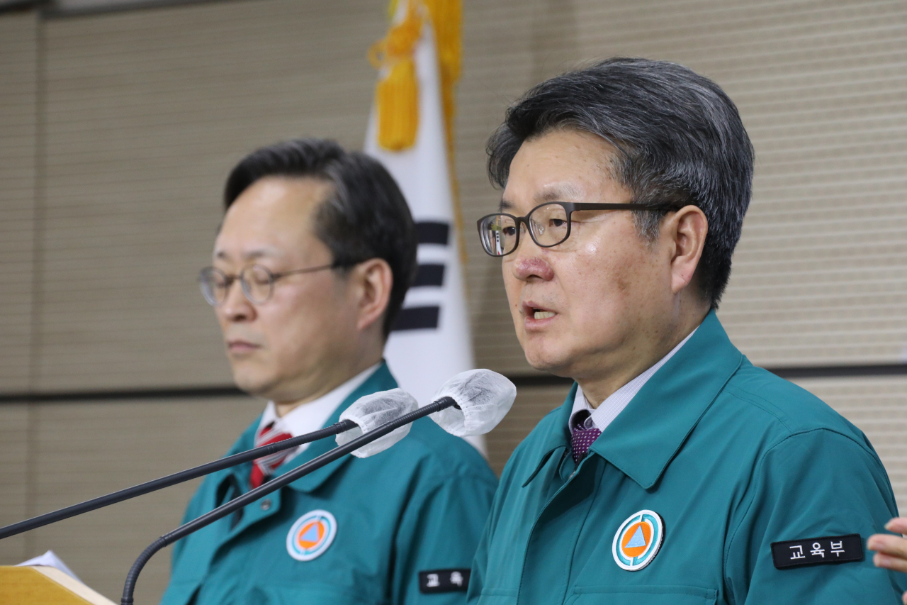 오석환 교육부 차관이 8일 오후 정부세종청사에서 의대 증원 관련 브리핑을 열고 있다. [연합]