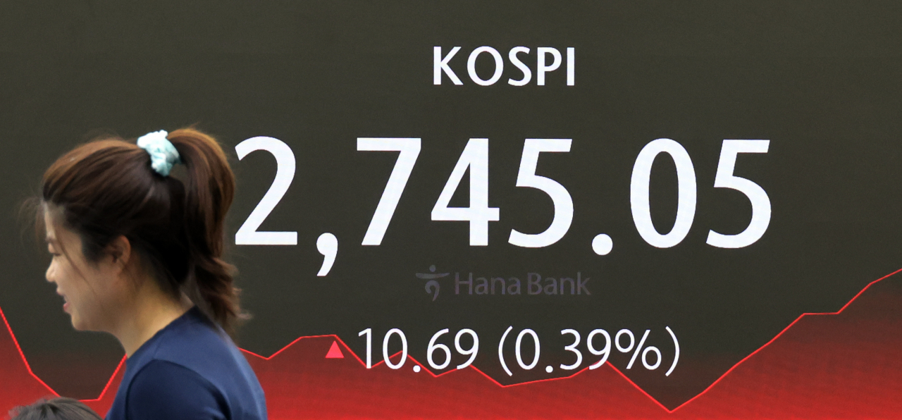 An electronic board showing the Korea Composite Stock Price Index at a dealing room of the Hana Bank headquarters in Seoul on Wednesday. (Yonhap)