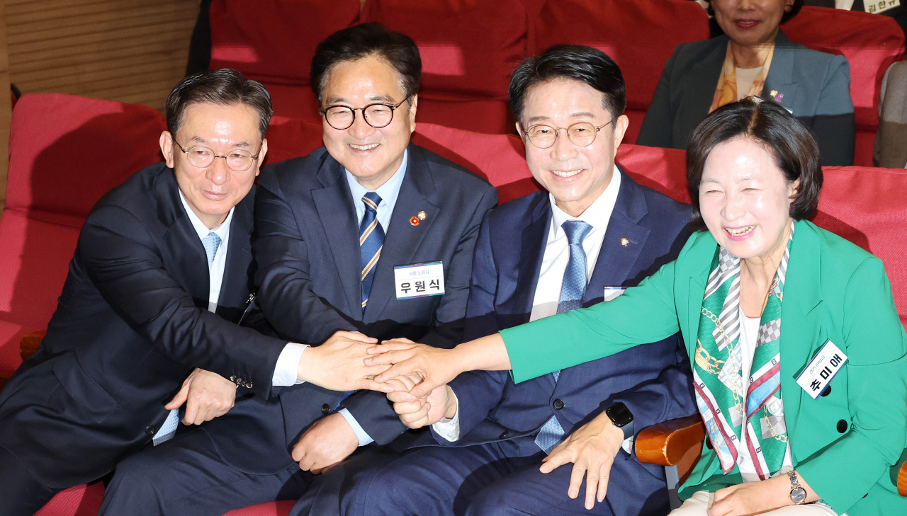 더불어민주당 정성호(왼쪽부터), 우원식, 조정식, 추미애 국회의장 후보자들이 3일 오전 국회 의원회관에서 열린 제22대 국회 더불어민주당 제1기 원내대표 선출 당선자 총회에 입장해 손잡고 있다. [연합]
