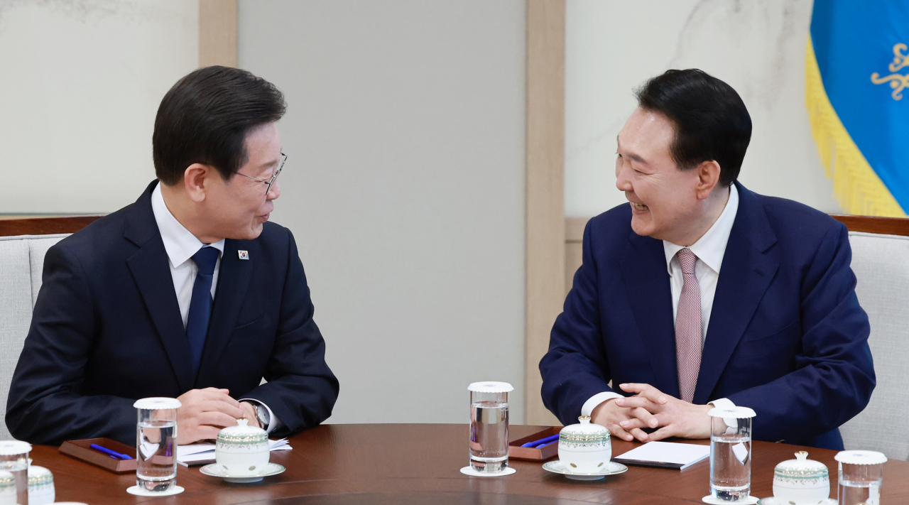 윤석열 대통령과 이재명 더불어민주당 대표가 지난달 29일 서울 용산 대통령실 집무실에서 열린 영수회담에서 대화하고 있다. [연합]