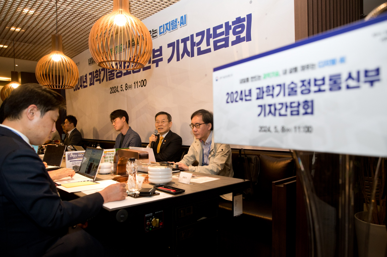 이종호 과학기술정보통신부 장관이 '과학기술정보통신부 기자간담회' 에서 기자들과 질의응답을 하고 있다.[과기정통부 제공]