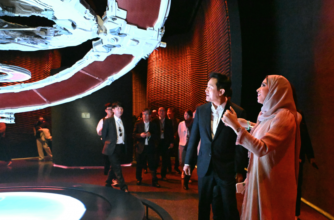 오세훈 서울시장은 아랍에미리트(UAE) 출장 중 두바이미래재단(DFF)을 방문, 서울시와 두바이의 스타트업이 상호 교류하고 양국에 교차 진출할 수 있도록 7일(현지시간) 양해각서(MOU)를 체결했다고 밝혔다. 사진은 오 시장이 김현우 SBA(서울경제진흥원) 대표 등과 두바이 미래박물관을 둘러보는 장면.[서울시 제공]