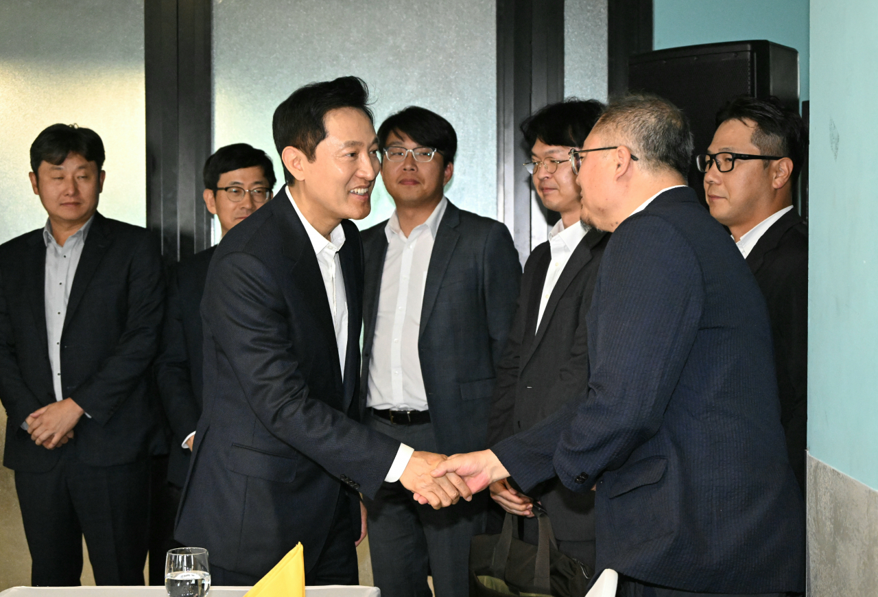 오세훈 서울시장이 7일(현지시간) 낮 12시 건설, 수소, 방산 등 다양한 분야를 대표해서 참가한 국내의 현지 진출 대기업·중소기업·스타트업 기업 10여곳과 간담회를 갖고 있다.[서울시 제공]