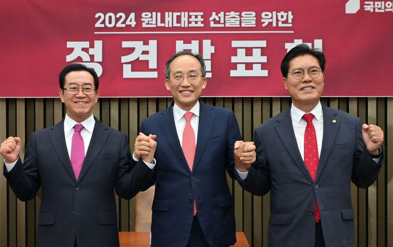 국민의힘 원내대표 선거에 출마한 이종배·추경호·송석준 의원(왼쪽으로부터)이 8일 서울 여의도 국회에서 열린 원내대표 선출을 위한 정견발표회에서 선의의 경쟁을 다짐하며 기념촬영을 하고 있다. 이종배(4선·충북 충주)·추경호(3선·대구 달성)·송석준(3선·경기 이천) 의원이 출마한 국민의힘 원내대표 선거는 오는 9일 실시된다. 이상섭 기자