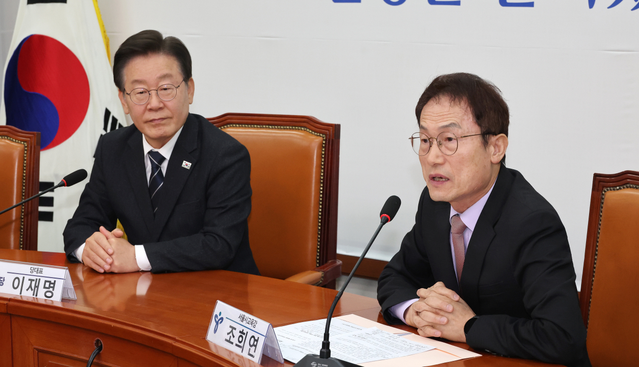 조희연 서울시 교육감(오른쪽)이 8일 오후 국회에서 더불어민주당 이재명 대표를 만나 발언하고 있다. [연합]