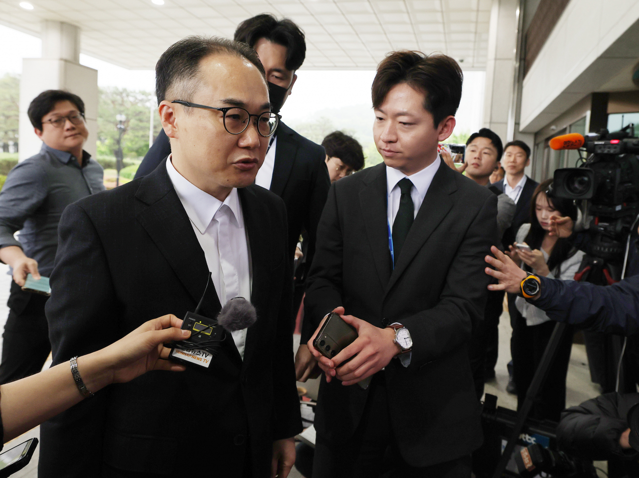 김건희 여사의 '명품가방 수수 의혹'에 대해 전담수사팀을 꾸려 신속히 수사하라고 지시한 이원석 검찰총장이 7일 오전 서울 서초구 대검찰청으로 출근하며 취재진의 질문에 답하고 있다. [연합]