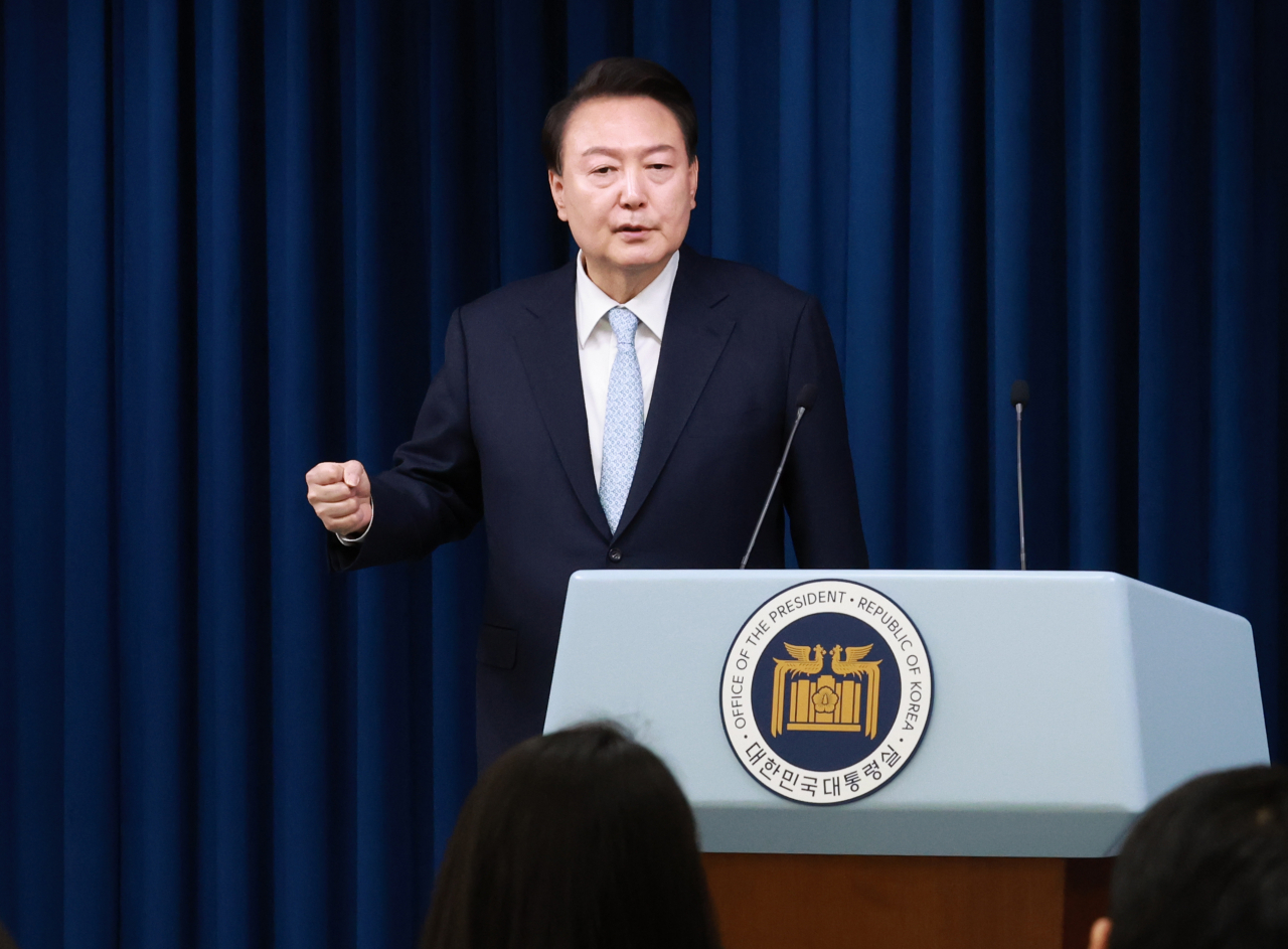윤석열 대통령이 지난 7일 서울 용산 대통령실 청사에서 신임 민정수석에 임명한 김주현 전 법무차관을 소개한 뒤 취재진의 질문에 답하고 있다. [연합]
