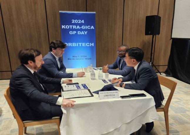 한-브라질 방산·항공 사절단이 브라질 리우데자네이루에서 열린 국제산업협력회(GICA) 상담회에서 사업을 논의하는 모습 / [사진제공=KOTRA]