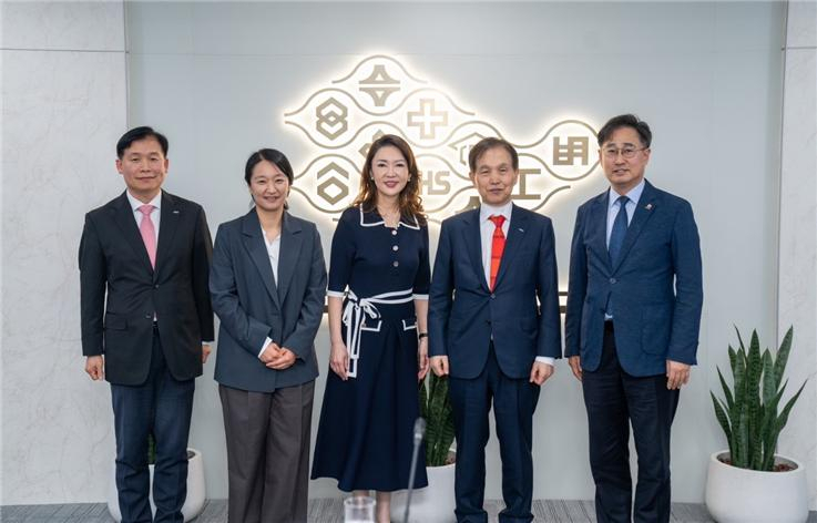 지난 3월 KAIST와 포모사그룹 산하 대학간에 체결된 포괄적인 교류 협력에 관한 업무협약식. 김경수(왼쪽부터) KAIST 대외부총장, 최민이 KAIST 뇌인지과학과 교수, 샌디왕 포모사그룹 회장, 이광형 KAIST 총장, 김대수 KAIST 생명과학대 학장.[KAIST 제공]