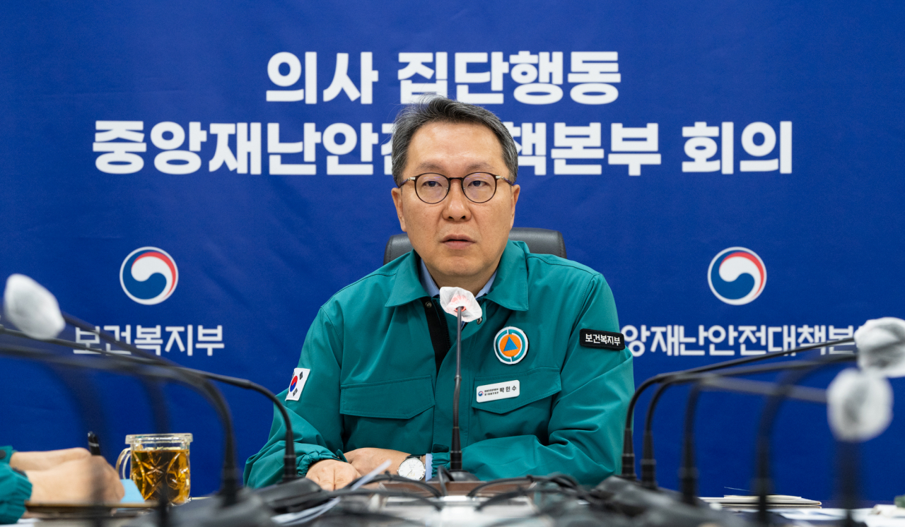 보건복지부는 8일 의사 집단행동 중앙사고수습본부 제42차 회의를 박민수 부본부장(보건복지부 제2차관) 주재로 개최, 비상진료체계 운영현황·의사 집단행동 현황 등을 점검했다고 밝혔다. 사진은 중앙사고수습본부 제42차 회의를 주재하는 박민수 부본부장. [연합]
