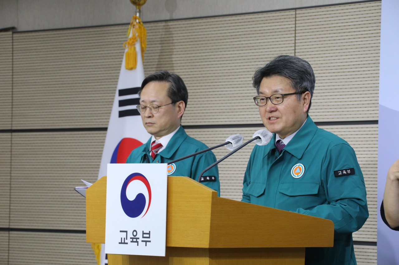 오석환 교육부 차관이 8일 오후 정부세종청사에서 의대 정원 배정 절차에 대해 설명하고 있다. 왼쪽은 심민철 인재정책기획관. [연합]