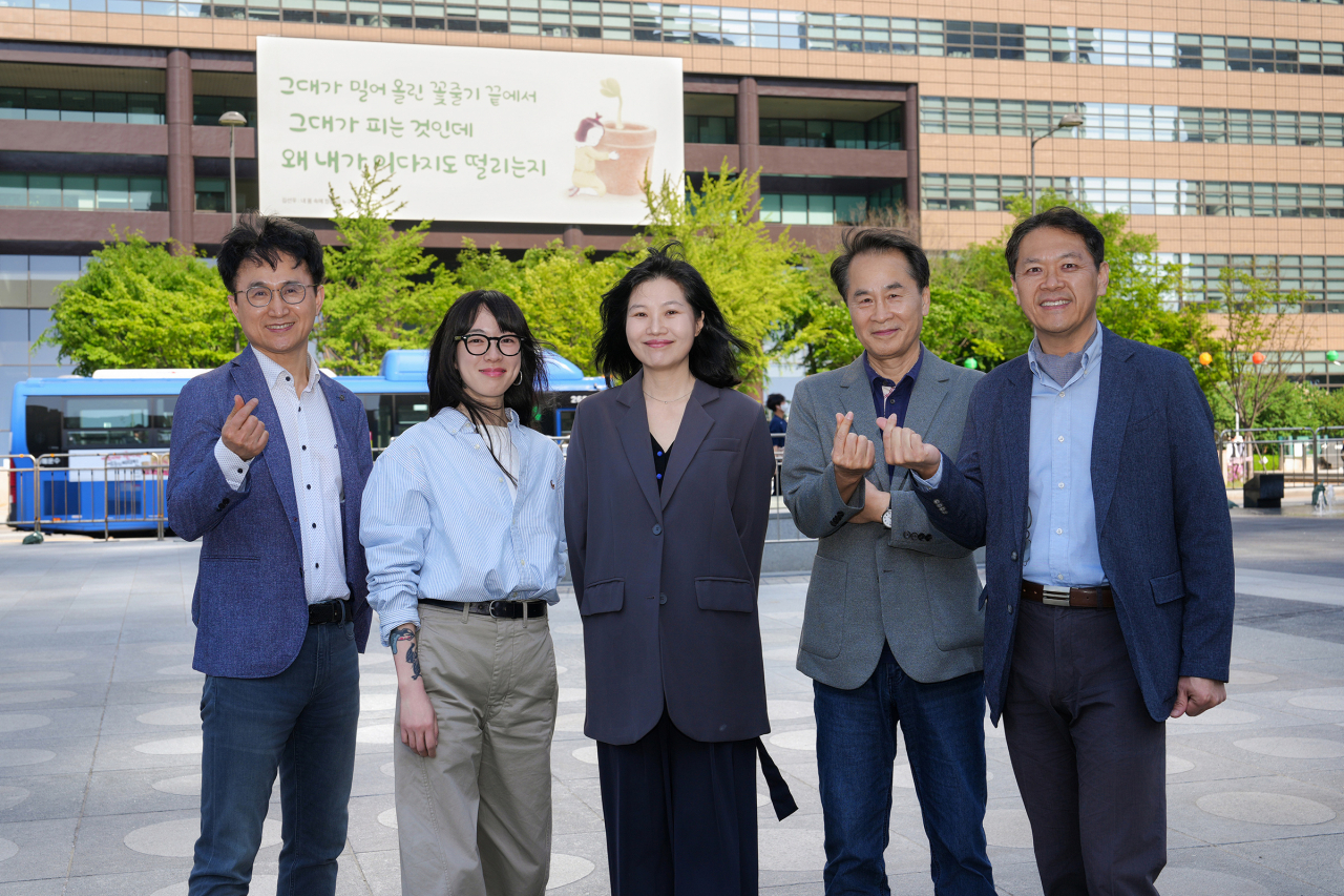 (사진 왼쪽부터) 장재선 문화일보 부국장, 가수 겸 작가 요조(본명 신수진), 김행숙 시인(강남대학교 교수), 이승우 소설가(조선대 교수), 곽효환 시인(한국문학번역원장)