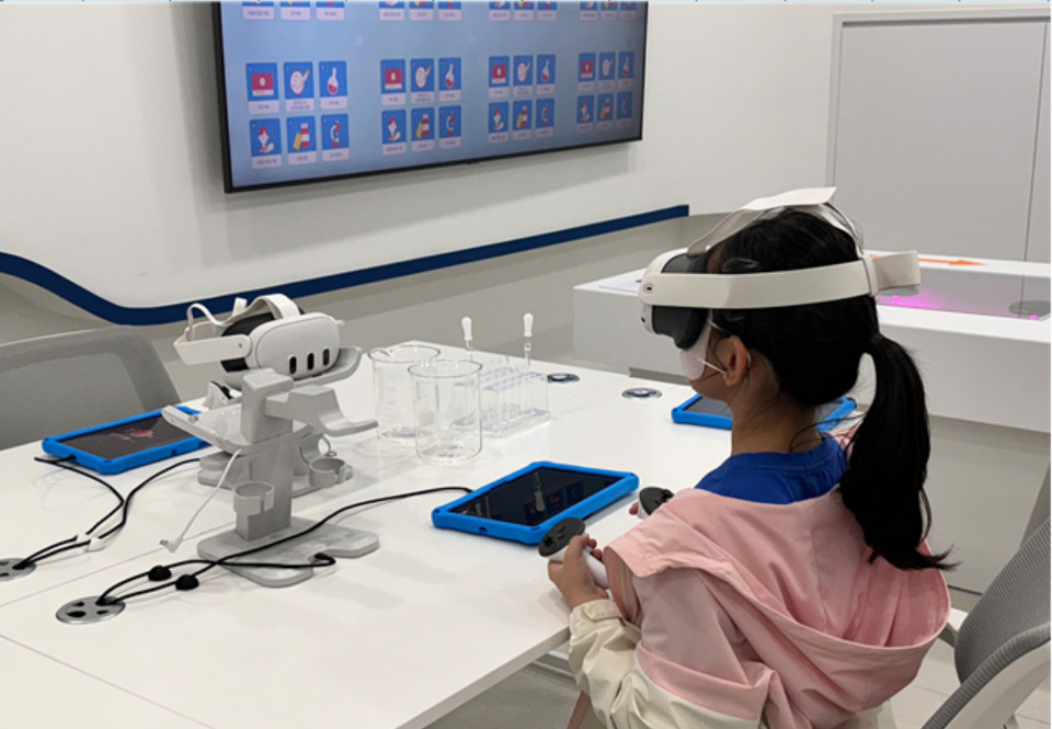 한국잡월드 청소년체험관 바이오신약연구소, VR기기로 체험 중인 체험자 [한국잡월드제공]