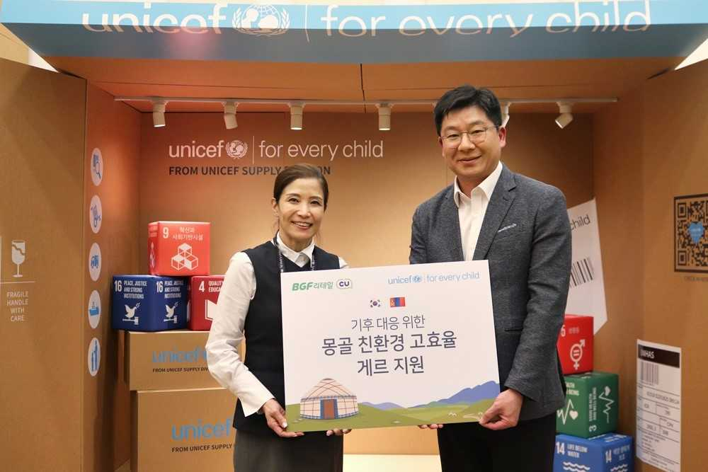 8일 서울 마포구 유니세프 한국위원회에서 열린 업무협약식에서 유니세프한국위원회 조미진 사무총장(왼쪽부터)와 민승배 BGF리테일 대표이사가 기념촬영을 하고 있다. [BGF리테일 제공]
