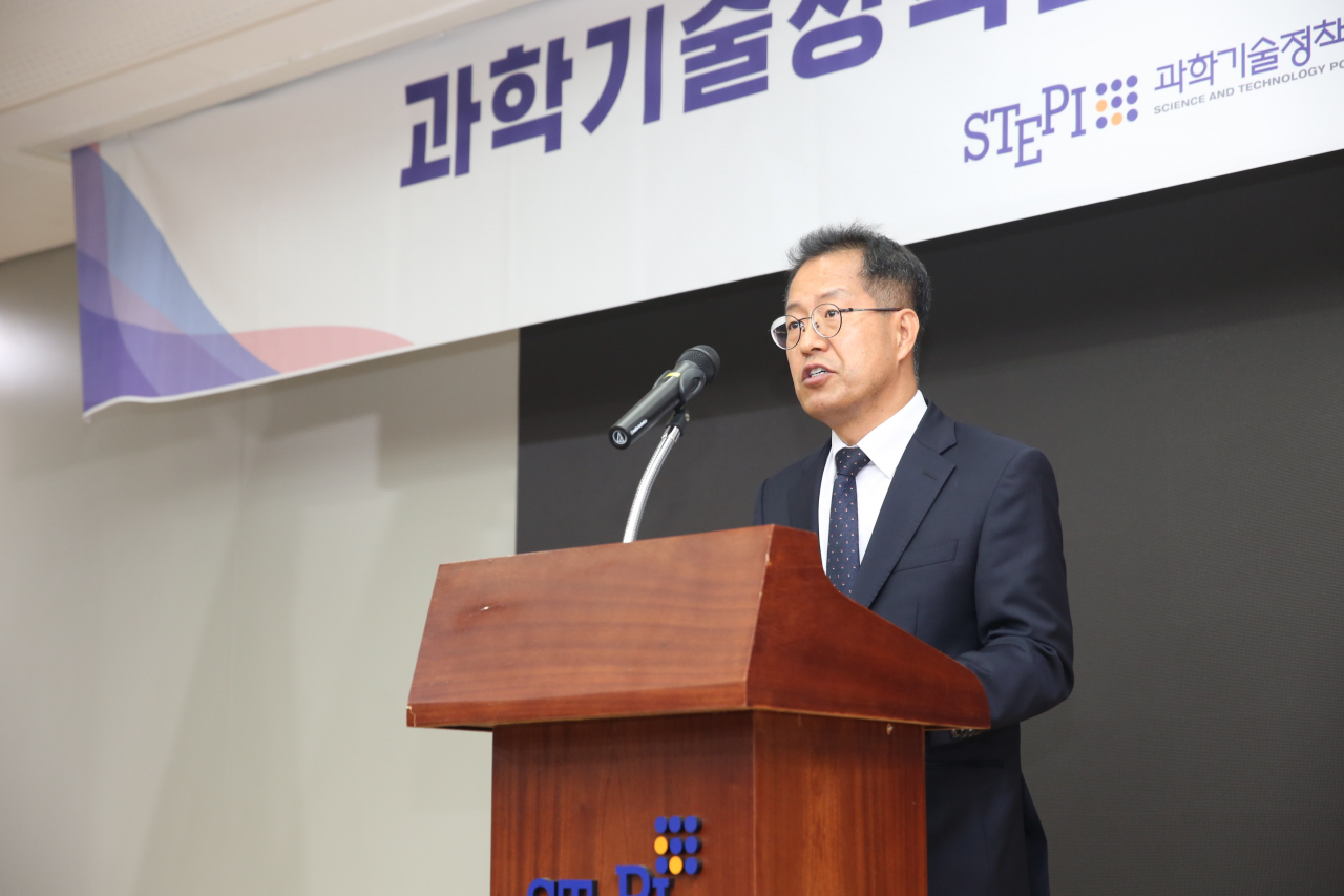 양승우 과학기술정책연구원 부원장이 37주년 기념식에서 기념사를 전하고 있다.[STEPI 제공]
