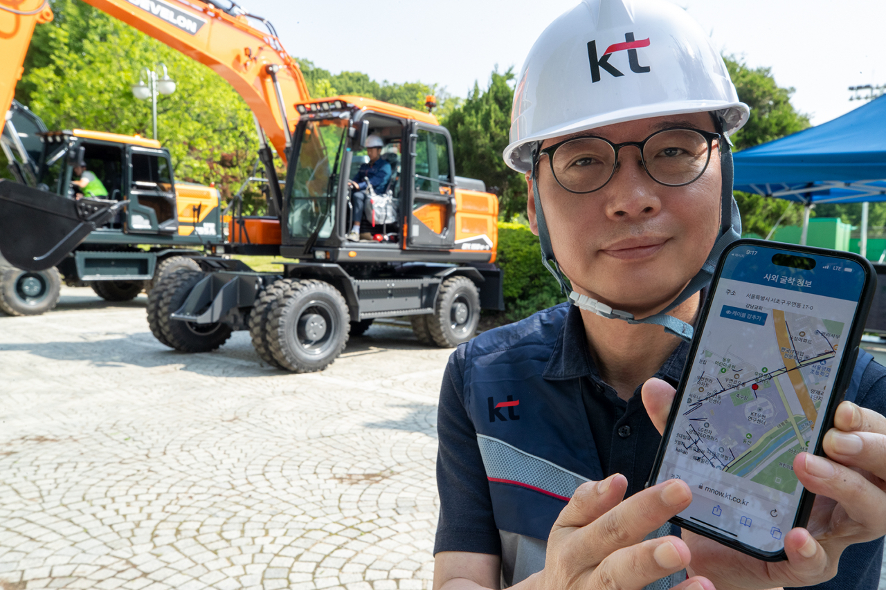 KT 네트워크 엔지니어가 굴착기 위치 정보와 연동된 지능형 통신 케이블 보호 시스템에 대해 설명하고 있다. [KT 제공]