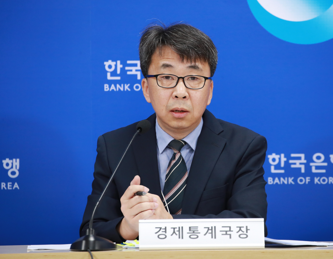 신승철 한국은행 경제통계국장이 9일 오전 서울 중구 한국은행에서 열린 2024년 3월 국제수지(잠정) 설명회에서 주요 특징을 설명하고 있다. [한국은행 제공]
