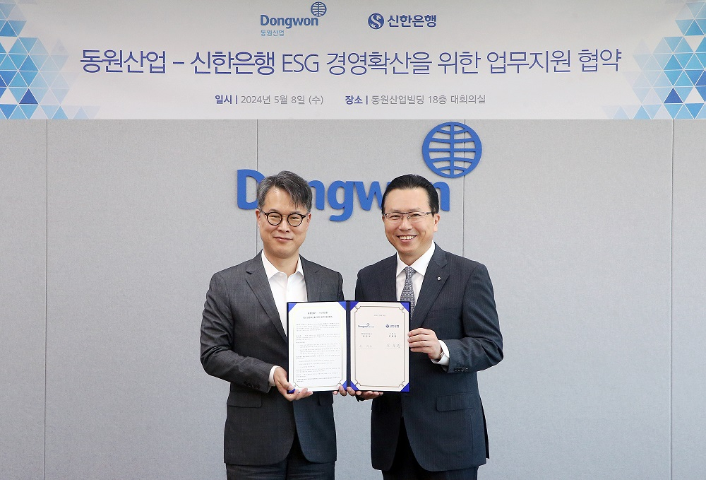 지난 8일 서울시 서초구 소재 동원산업빌딩에서 진행한 ESG경영 확산을 위한 업무지원 협약식에서 전필환(오른쪽) 신한은행 영업추진1그룹장과 박찬식 동원산업 ESG운영위원장 상무가 기념 촬영을 하고 있다.[신한은행 제공]