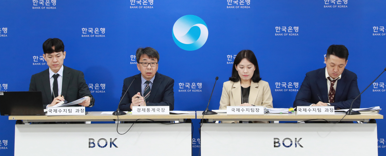 9일 오전 서울 중구 한국은행에서 열린 2024년 3월 국제수지(잠정) 설명회에서 신승철(왼쪽 두 번째) 경제통계국장이 주요 특징을 설명하고 있다. 사진 왼쪽부터 이영우 국제수지팀 과장, 신승철 경제통계국장, 문혜정 국제수지팀장, 안용비 국제수지팀 과장. [한국은행 제공]