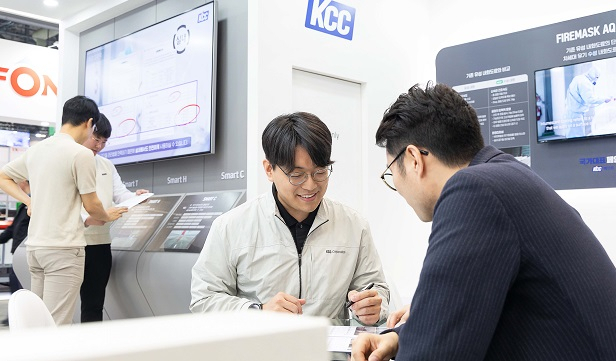 KCC가 최근 열린 '물류산업대전'에서 물류로봇 전용 바닥재 토털 솔루션과 유기 수성 내화도료를 소개하고 있다. [KCC 제공]