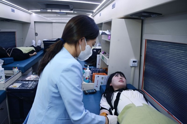 지난해 3월 LG전자 직원이 서울 여의도 LG트윈타워를 찾은 헌혈버스에서 헌혈을 하고 있다. 헌혈하고 받은 헌혈증은 한국백혈병어린이재단 등에 기부됐다. [LG전자 제공]