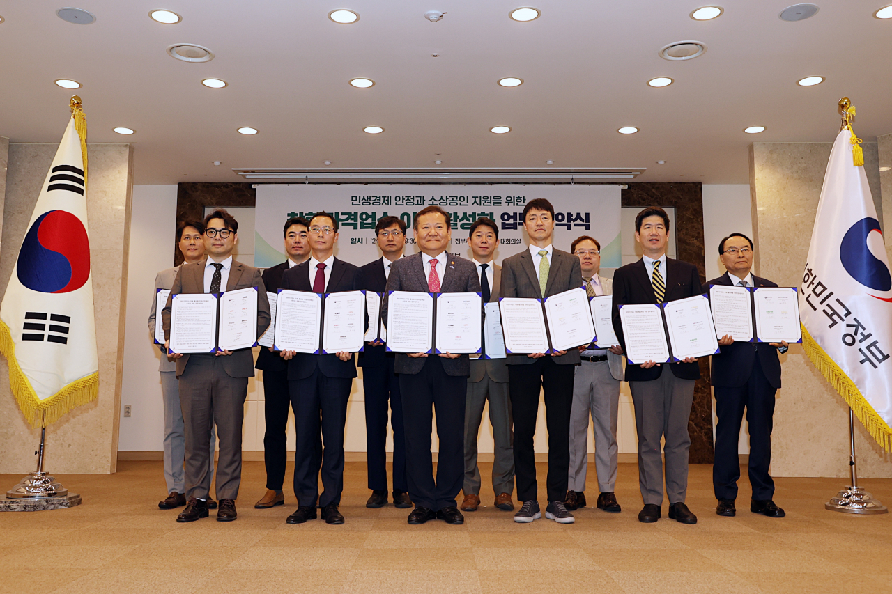 9일 오전 서울시 종로구 정부서울청사에서 열린 착한가격업소 이용 활성화 지원을 위한 업무협약식에서 이상민(가운데) 행정안전부 장관, 지도플랫폼 3개사, 배달앱사 6개사, 소상공인연합회 등과 협약서를 체결한 뒤 기념촬영을 하고 있다.[행정안전부 제공]