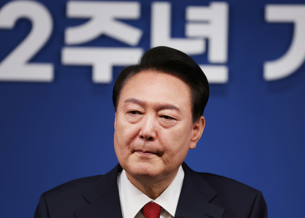 윤석열 대통령이 9일 오전 서울 용산 대통령실 청사 브리핑실에서 열린 '윤석열정부 2년 국민보고 및 기자회견'에서 질문받고 있다. [연합]