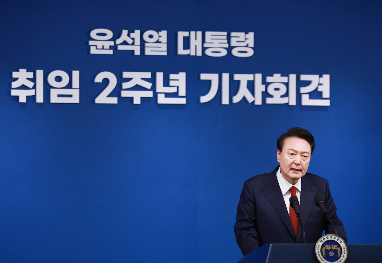 윤석열 대통령이 9일 오전 서울 용산 대통령실 청사 브리핑실에서 열린 '윤석열정부 2년 국민보고 및 기자회견'에서 질문에 답변하고 있다. [연합]