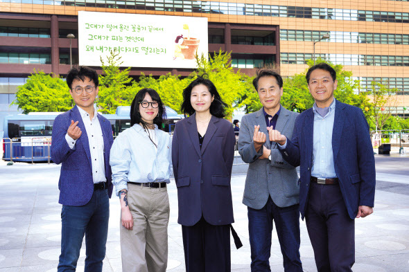 왼쪽부터 장재선 문화일보 부국장, 가수 겸 작가 요조(본명 신수진), 김행숙 시인(강남대 교수), 이승우 소설가(조선대 교수), 곽효환 시인(한국문학번역원장)