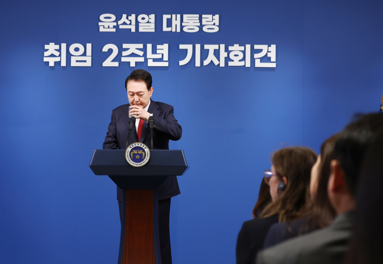 윤석열 대통령이 9일 오전 서울 용산 대통령실 청사 브리핑실에서 열린 '윤석열정부 2년 국민보고 및 기자회견'에서 답변을 마친 뒤 잠시 물을 마시고 있다. [연합]