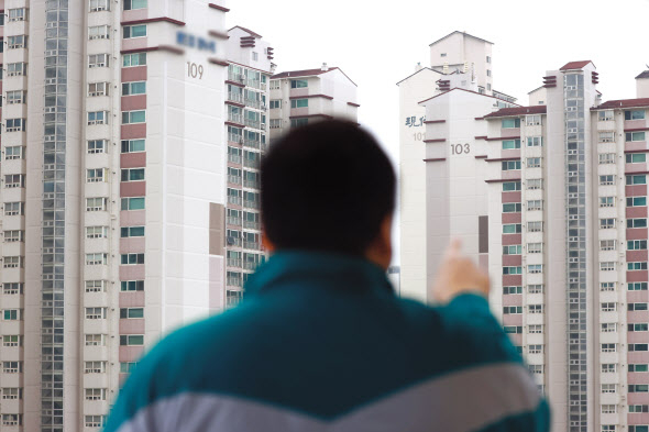 시민이 서울시내 아파트단지를 가리키고 있다. [연합]