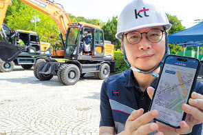 KT 네트워크 엔지니어가 굴착기 위치 정보와 연동된 지능형 통신 케이블 보호 시스템에 대해 설명하고 있다. [KT 제공]