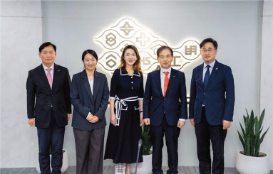 지난 3월 KAIST와 대만 포모사그룹 산하 대학 간 교류 체결식 이후 샌디왕(왼쪽 세 번째) 포모사그룹 회장과 이광형 KAIST 총장(왼쪽 네 번째) 등 관계자들이 기념촬영을 하고 있다. [KAIST 제공]