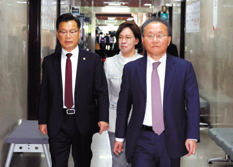윤재옥(오른쪽) 국민의힘 원내대표와 원내 지도부가 9일 오전 서울 여의도 국회 원내대표실에 들어가고 있다. [뉴시스]