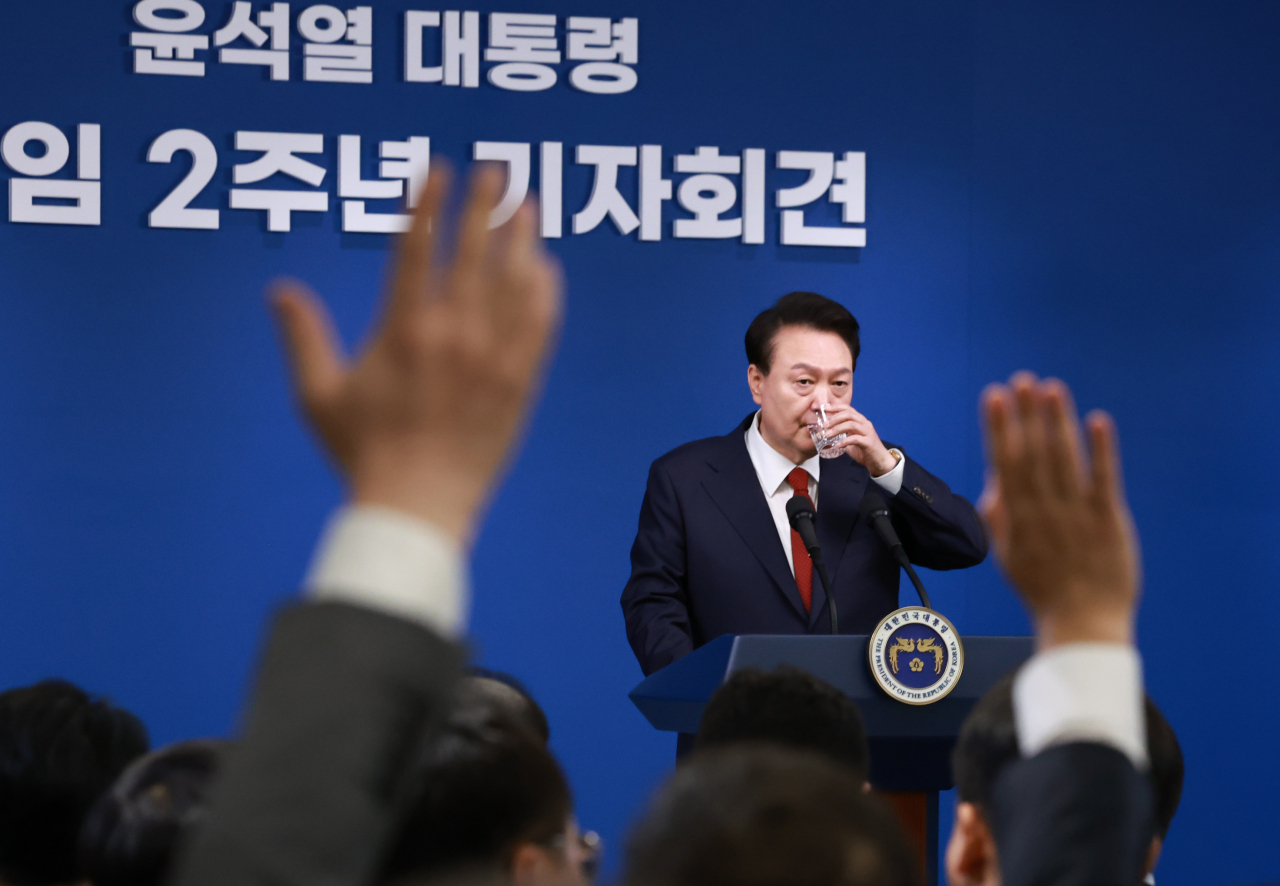 윤석열 대통령이 9일 오전 서울 용산 대통령실 청사 브리핑실에서 열린 ‘윤석열정부 2년 국민보고 및 기자회견’에서 취재진의 질문을 받고 있다. [연합]