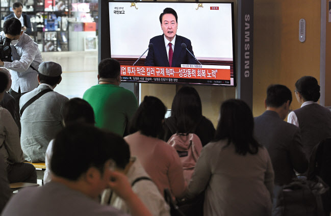 윤석열 대통령이 취임 2주년을 맞아 9일 용산 대통령실에서 국민보고와 기자회견을 가졌다. 이날 오전 서울 용산구 서울역 대합실에서 시민이 윤 대통령의 국민보고를 생중계로 지켜보고 있다. 임세준 기자