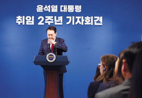 윤석열 대통령이 기자 질문에 답변을 마친 뒤 잠시 물을 마시고 있다. [연합]