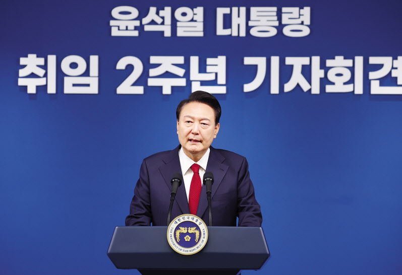 윤석열 대통령이 9일 오전 서울 용산 대통령실 청사 브리핑실에서 ‘윤석열정부 2년 국민보고 및 기자회견’을 하고 있다. [연합]