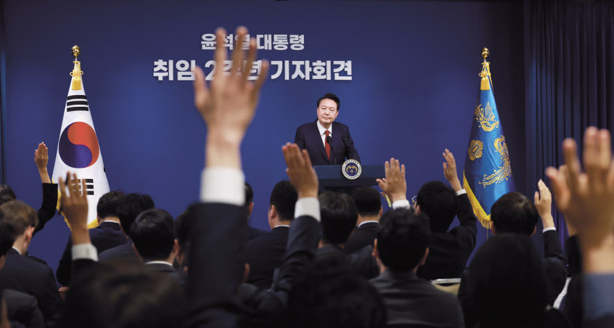 윤석열 대통령이 9일 오전 서울 용산 대통령실 청사 브리핑실에서 열린 ‘윤석열정부 2년 국민보고 및 기자회견’에서 취재진의 질문을 받고 있다. [연합]