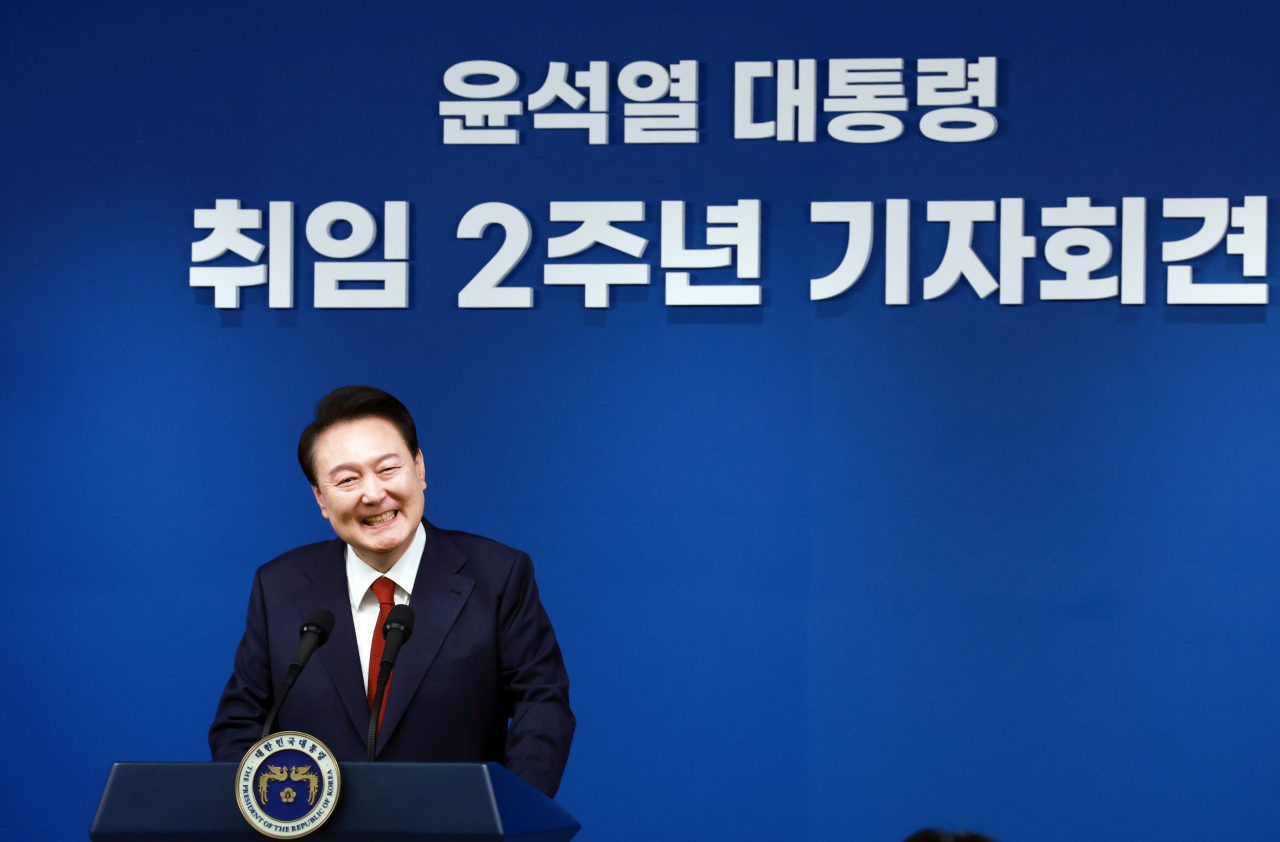 윤석열 대통령이 9일 오전 서울 용산 대통령실 청사 브리핑실에서 열린 ‘윤석열정부 2년 국민보고 및 기자회견’에서 밝게 웃고 있다. [연합]