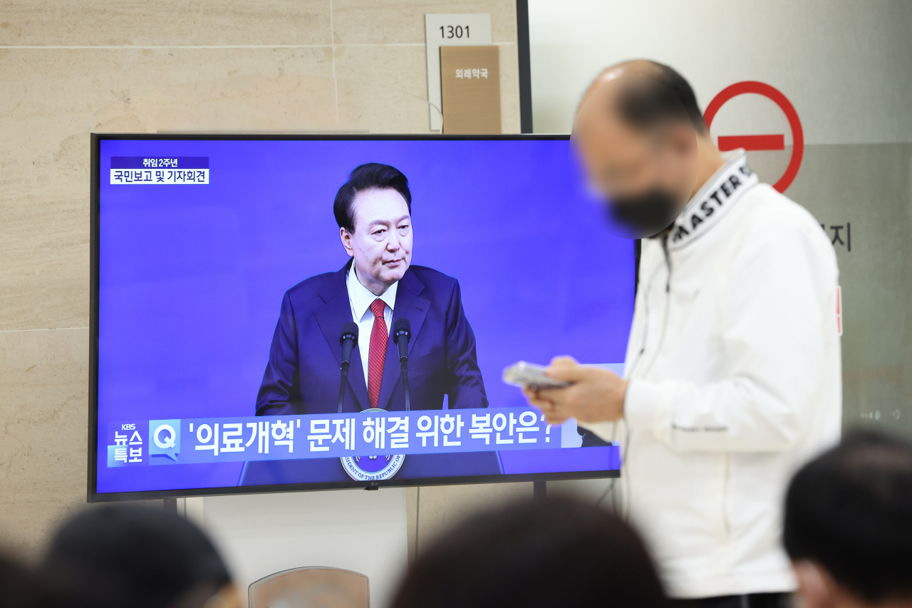 9일 오전 서울 시내 한 대학병원 내원객이 '윤석열정부 2년 국민보고 및 기자회견' 생중계를 보고 있다. [연합]
