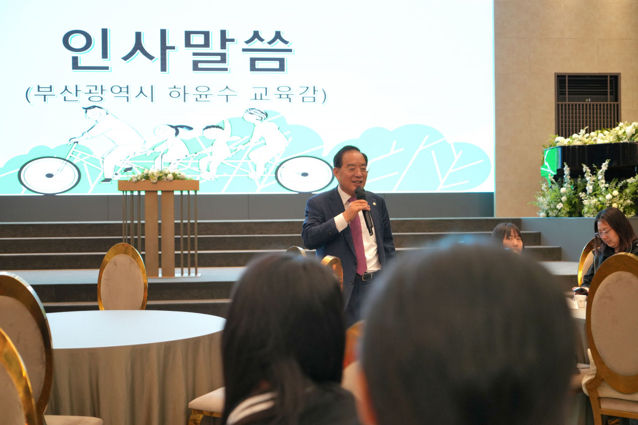 하윤수 부산시교육감이 9일 오전 부산 그랜드모먼트 유스호스텔에서 개최된 ‘2024 자존감 회복을 위한 가족치유캠프(1기)’ 현장을 찾아 심리·정서적 위기 학생들을 격려하고 있다. [사진=부산교육청]