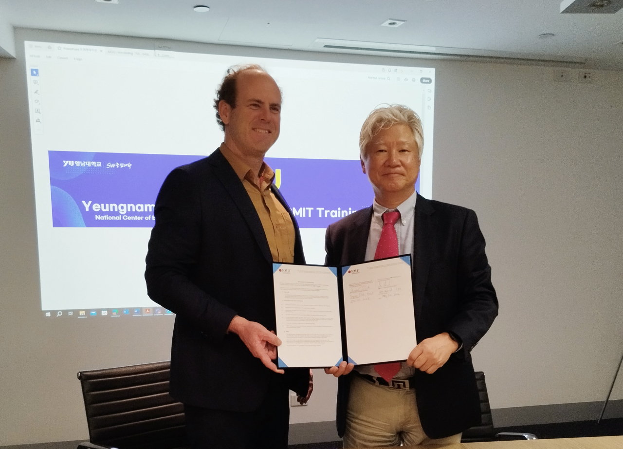 RMIT 제이크 하인리히 CEO(왼쪽)와 영남대 SW중심대학사업단 박용완 단장.[영남대 제공]