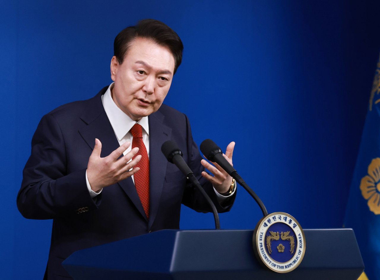 윤석열 대통령이 9일 오전 서울 용산 대통령실 청사 브리핑실에서 열린 '윤석열정부 2년 국민보고 및 기자회견'에서 질문에 답하고 있다. [연합]